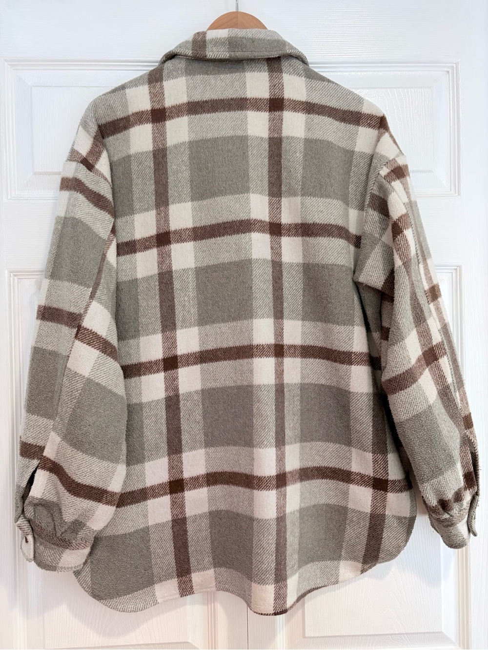 Women’s Cozy Oversized Plaid Button-Up Shacket in Cream, Grey, & Brown, Size M - Picture 2 of 2
